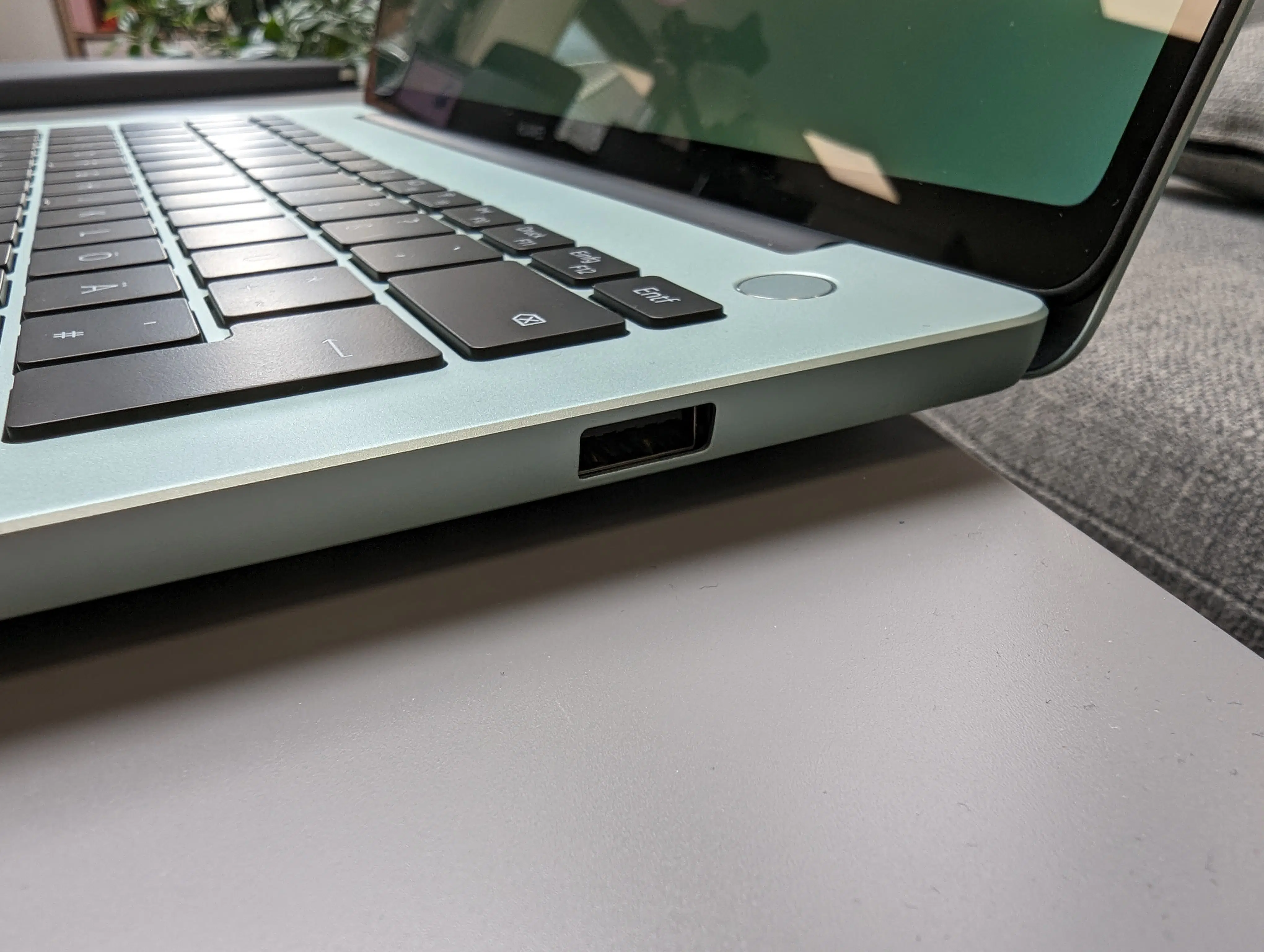 Huawei MateBook 14 2024 rechte Anschluesse