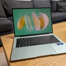 Huawei MateBook 14 2024 von vorne auf dem Tisch