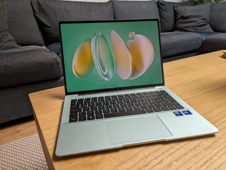 Huawei MateBook 14 2024 von vorne auf dem Tisch