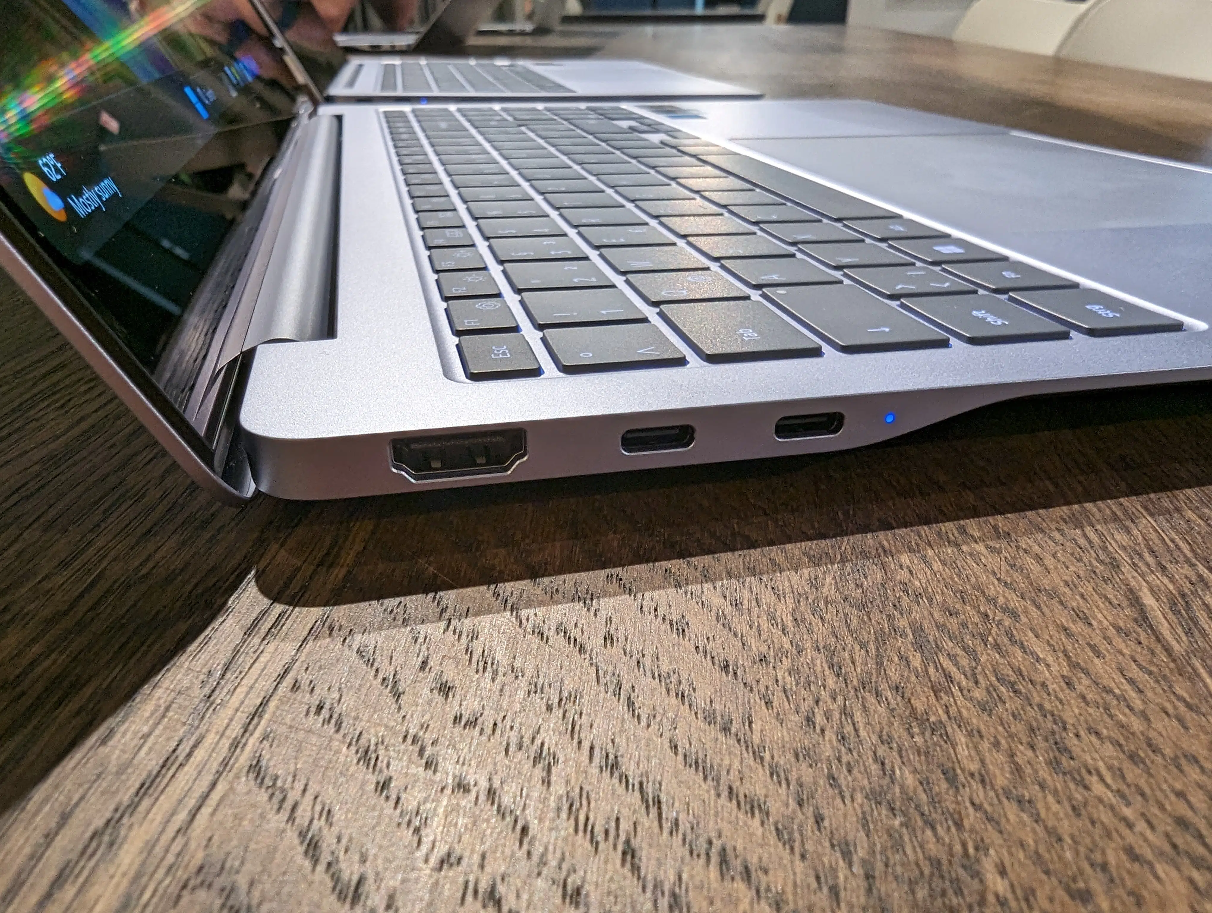 Samsung Galaxy Book4 Edge 16 Anschluesse links