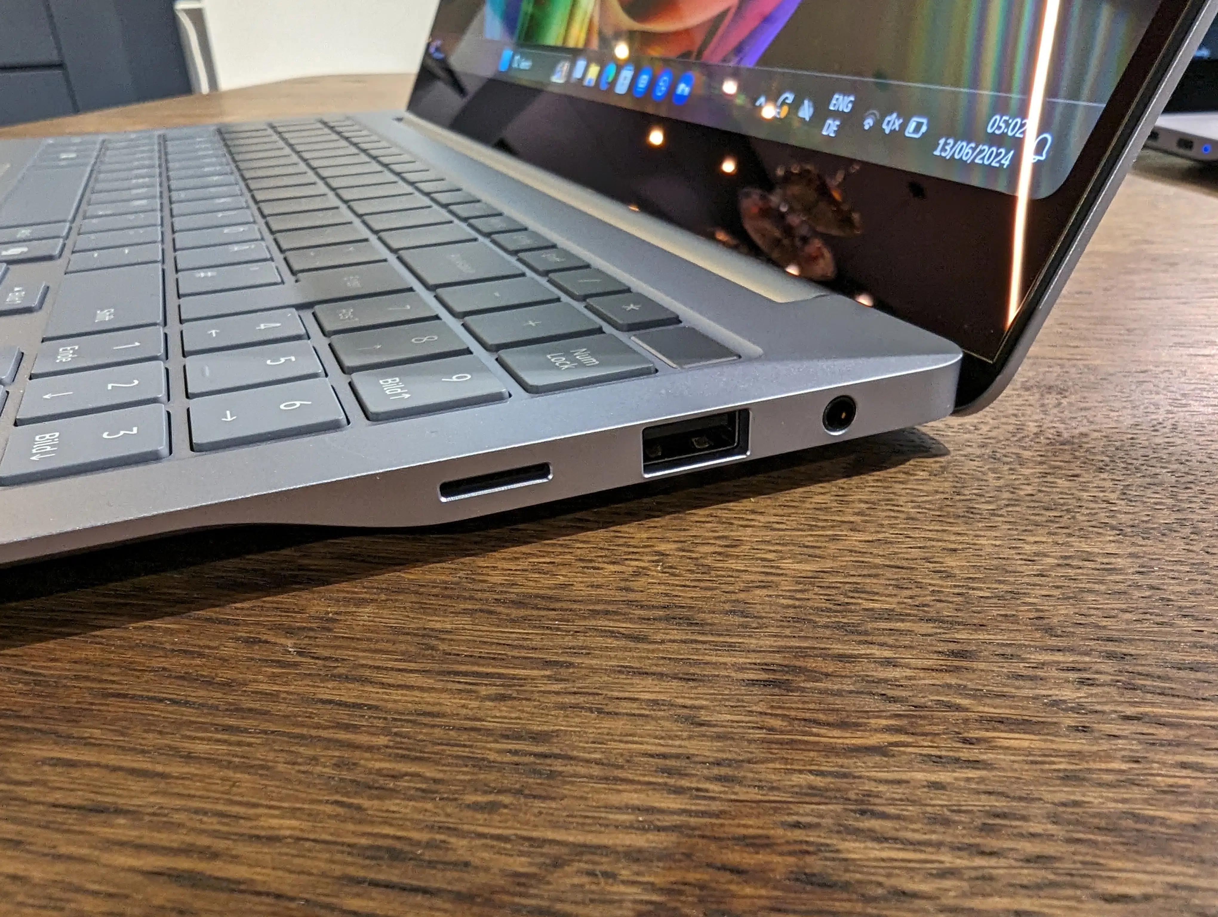 Samsung Galaxy Book4 Edge 16 Anschluesse rechts