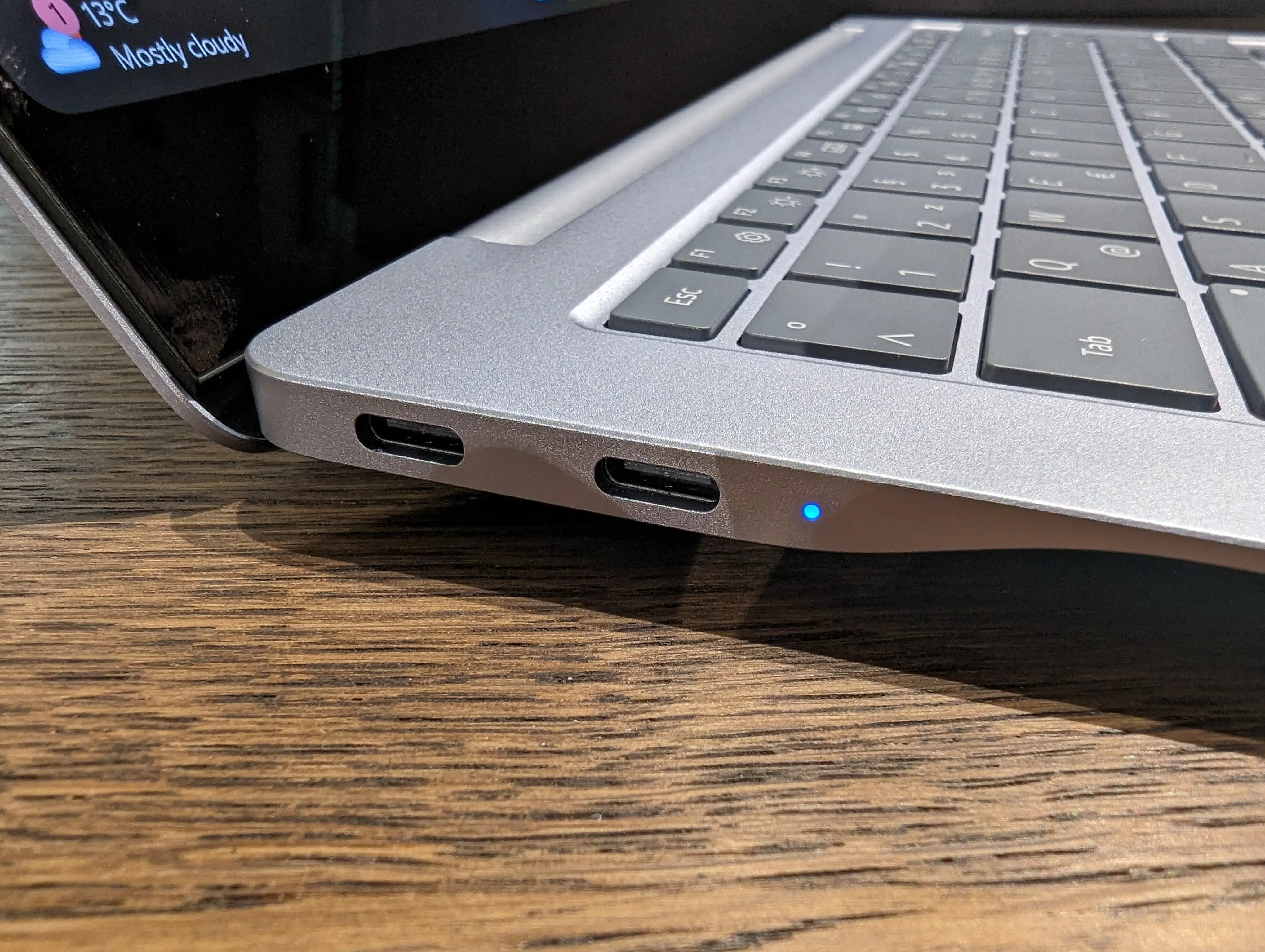 Samsung Galaxy Book4 Edge Anschluesse links