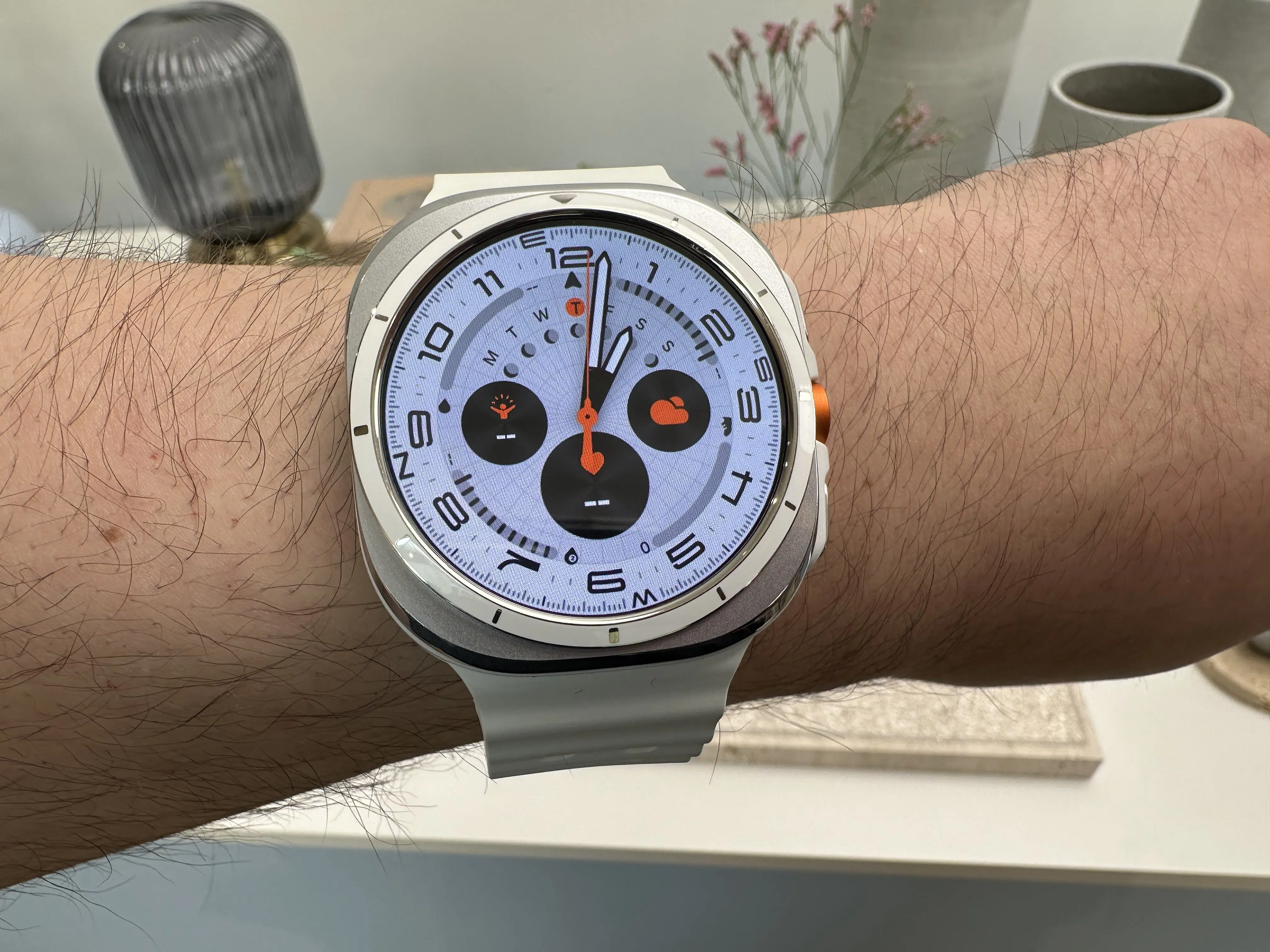 Samsung Galaxy Watch Ultra am Handgelenk Samsung Galaxy Watch Ultra am Handgelenk