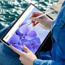 Samsung Tab S9 FE in der Hand am Wasser