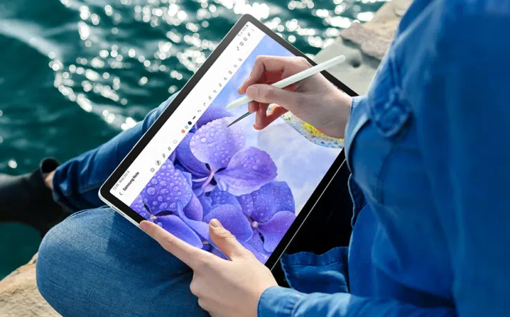 Samsung Tab S9 FE in der Hand am Wasser