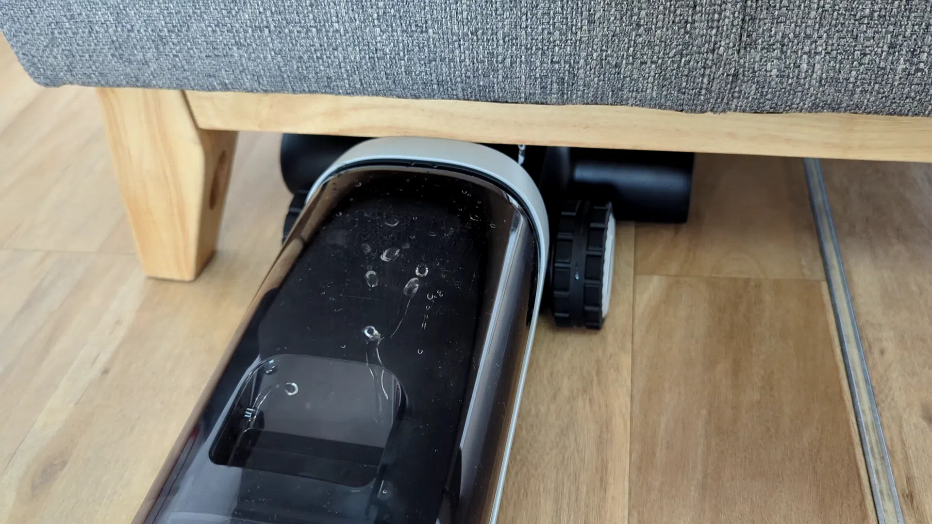 Dreame H14 Pro unter dem Sessel