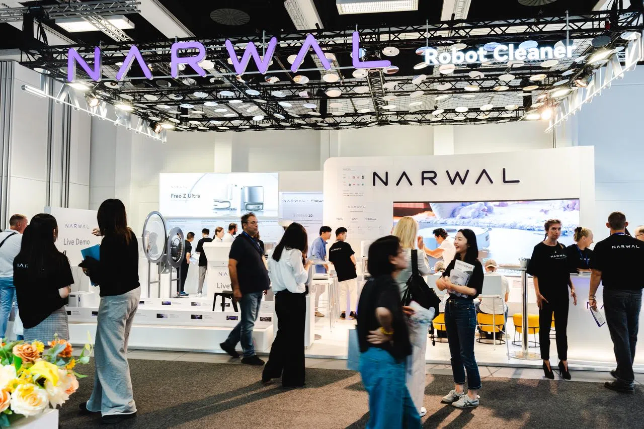 Narwal IFA Stand mit Personen