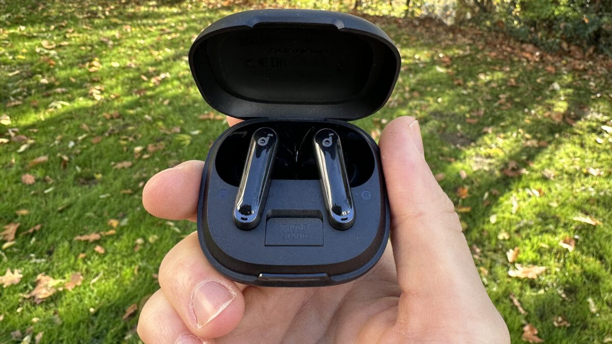 Soundcore P40i aufgekappt in Hand Soundcore P40i aufgekappt in Hand