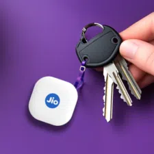 JioTag Go am Schlüssel rechteckig