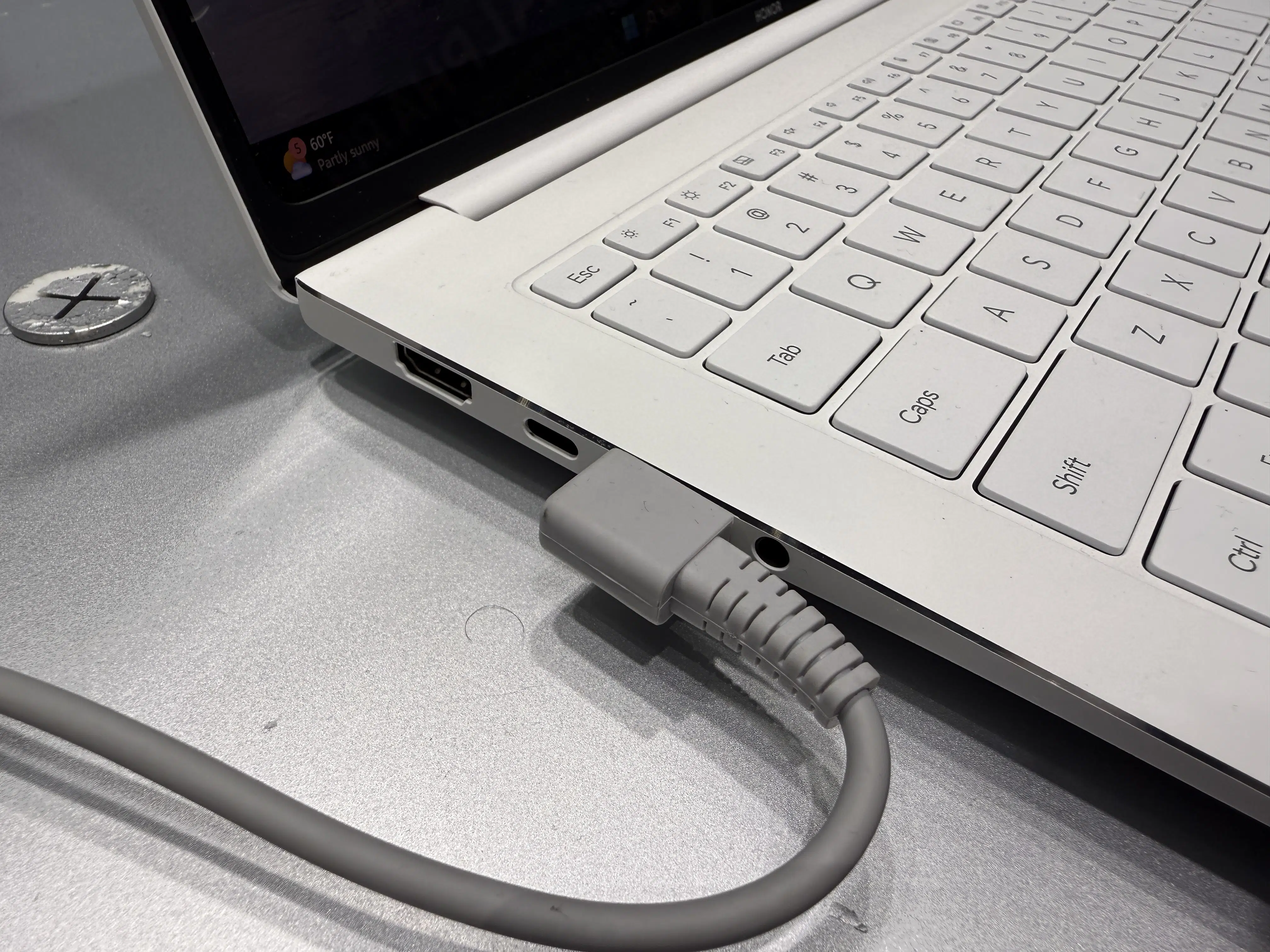 Honor MagicBook Pro 14 Anschluesse links