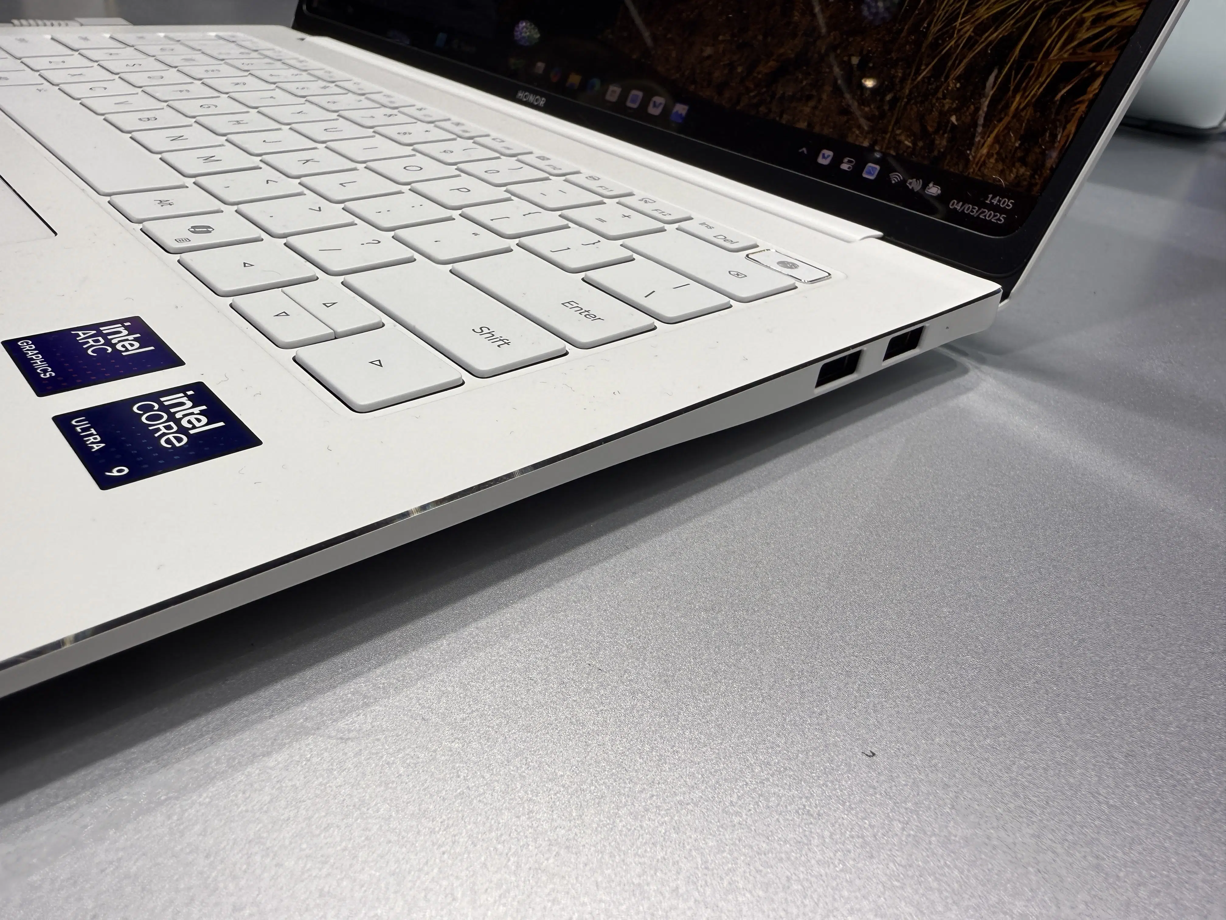 Honor MagicBook Pro 14 Anschluesse rechts