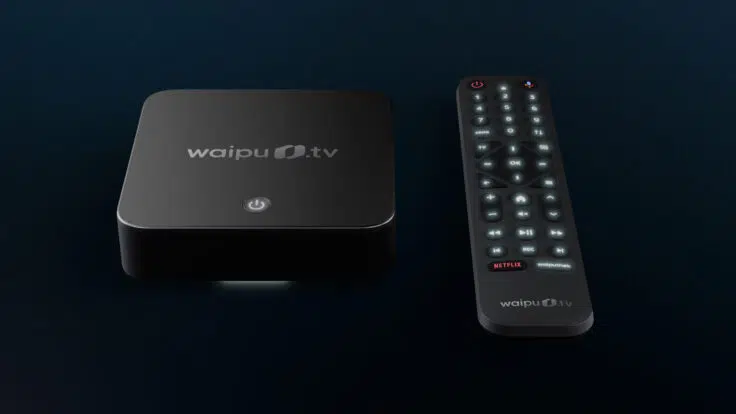 Waipu.tv Box mit Fernbedienung nebeneinander
