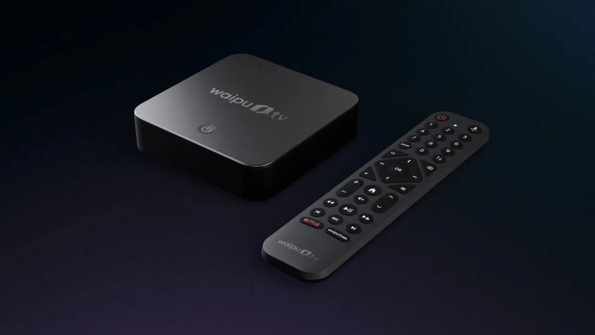 Waipu.tv Box mit Fernbedienung nebeneinander schräg
