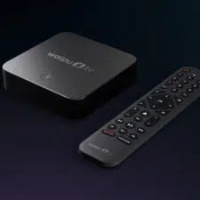 Waipu.tv Box mit Fernbedienung nebeneinander schräg