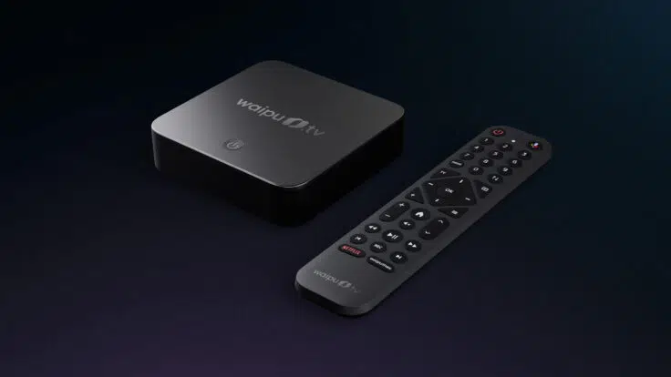 Waipu.tv Box mit Fernbedienung nebeneinander schräg