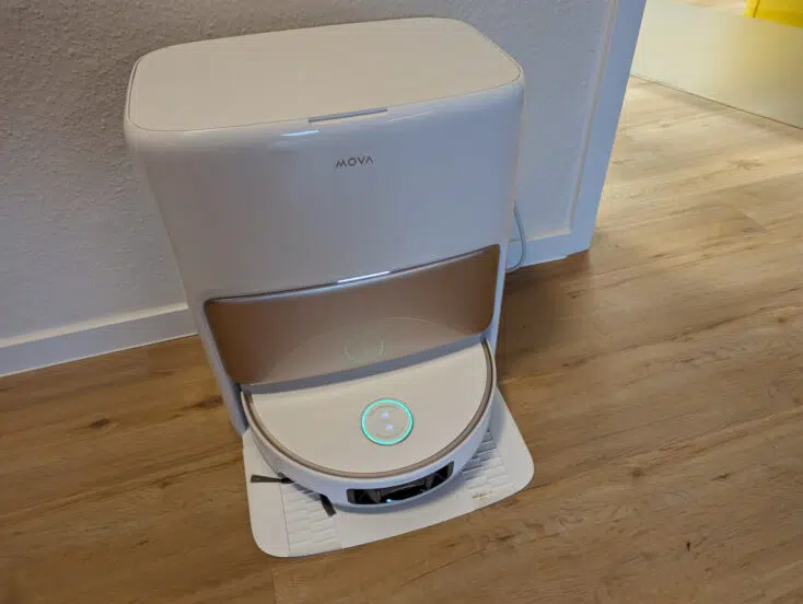 MOVA V50 Ultra Complete in der Station