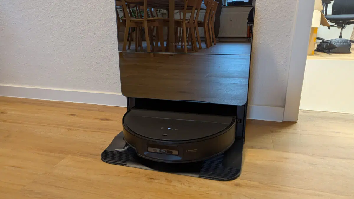 Roborock Saros 10 in der Station frontal