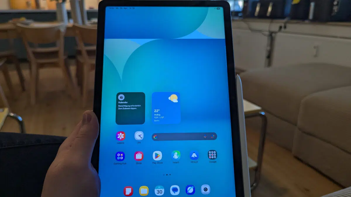 Samsung Galaxy Tab S10 FE in der Hand halten