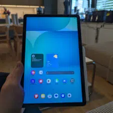 Samsung Galaxy Tab S10 FE in der Hand halten