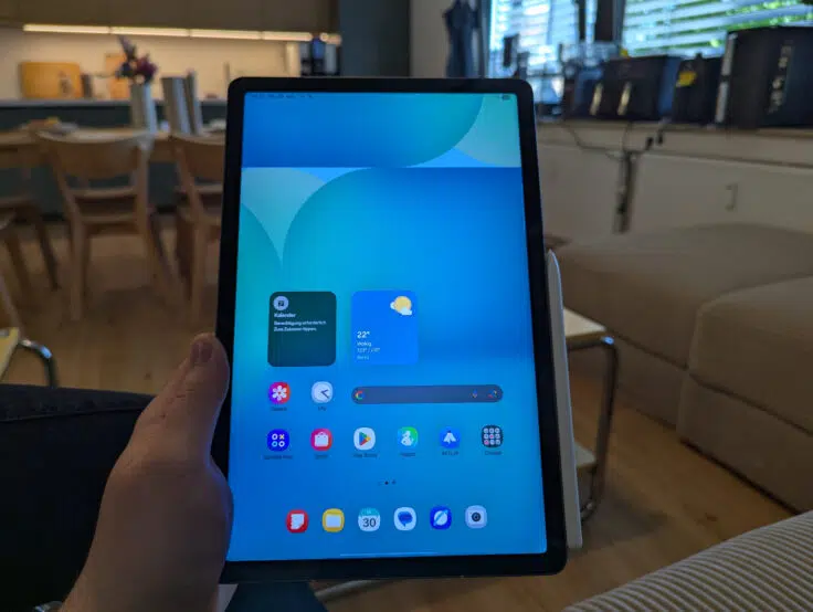Samsung Galaxy Tab S10 FE in der Hand halten