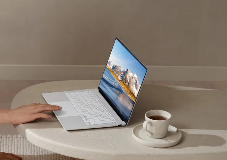 ASUS Zenbook S 14 OLED UX5406SA-PV237W beim Nutzen