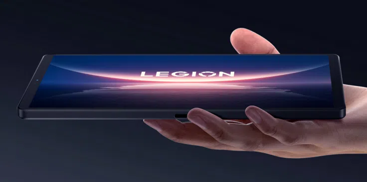 Legion Y700 2025 in der Hand seitlich