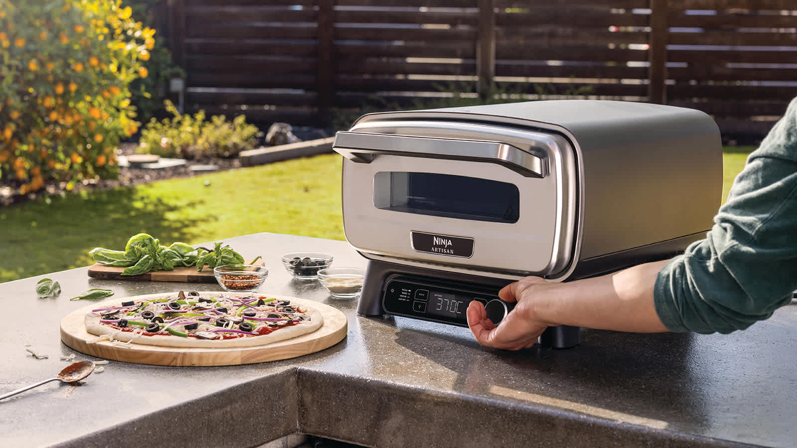 Pizza in nur drei Minuten! Neuer Ninja Artisan Outdoor-Elektro-Pizzaofen und Heißluftfritteuse