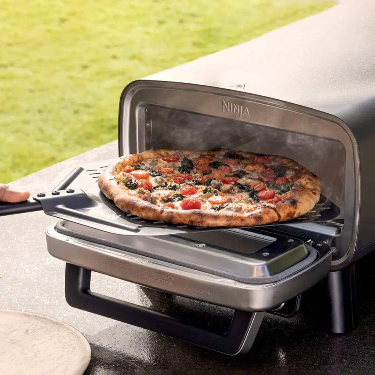 In nur 3 Minuten Pizza! Ninja Artisan Outdoor-Elektro-Pizzaofen kann noch mehr
