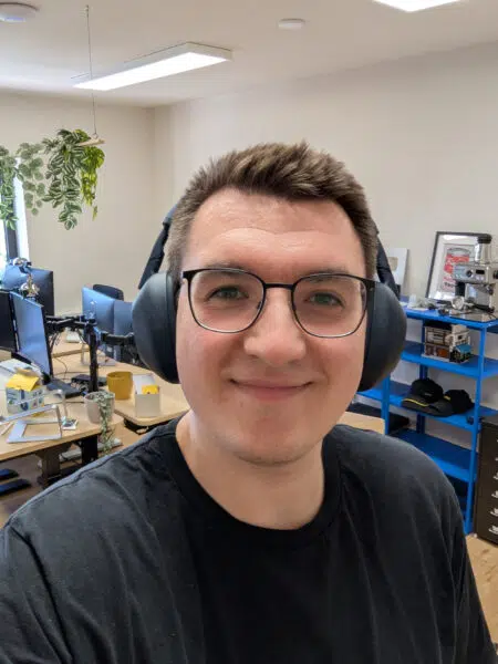 Sony WH-1000XM6 Selfie