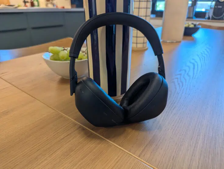 Sony WH-1000XM6 an Vase angelehnt