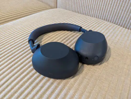 Sony WH-1000XM6 auf der Couch