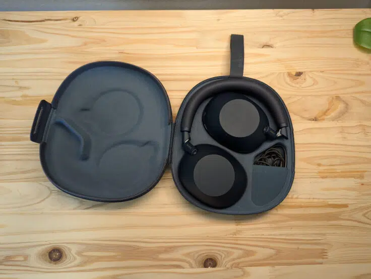 Sony WH-1000XM6 im Case