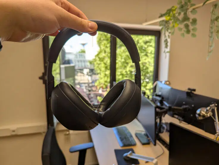 Sony WH-1000XM6 in der Hand