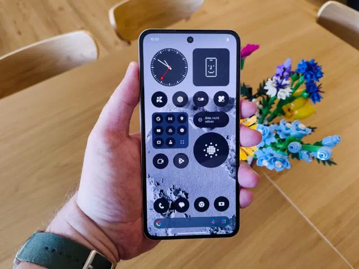 cmf phone 2 pro display in der hand cmf phone 2 pro display in der hand