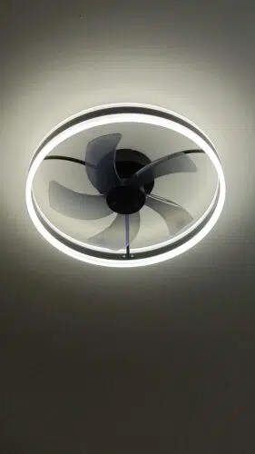 Simpler Deckenventilator mit LED-Beleuchtung für 49,35€ (50cm)