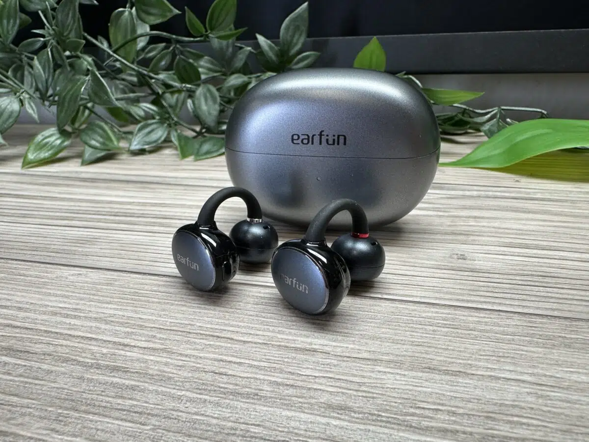 EarFun Clip Hoerer vor Akkubox