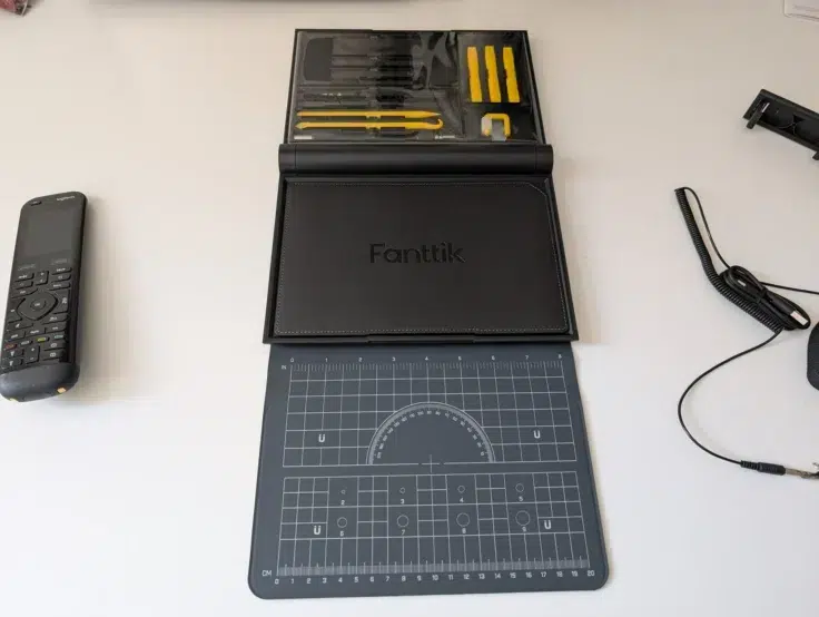 Fanttik E1 Nex Workstation aufgeklappte Magnetmatte