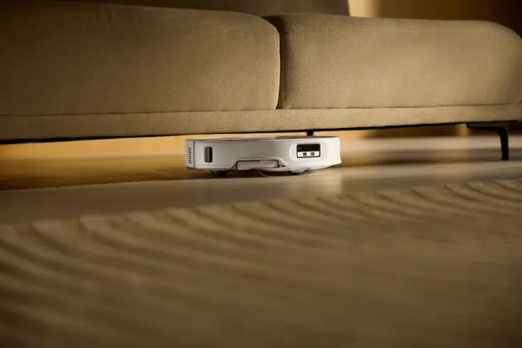Roborock Qrevo CurvX unter dem Sofa