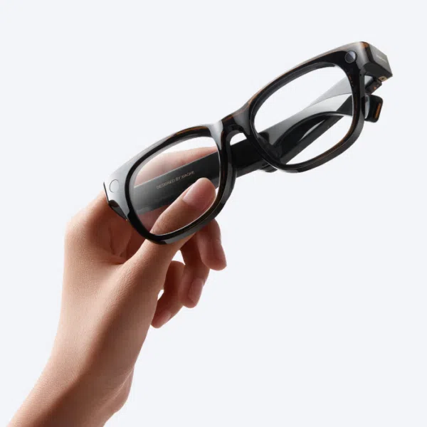 Xiaomi AI Glasses in der Hand