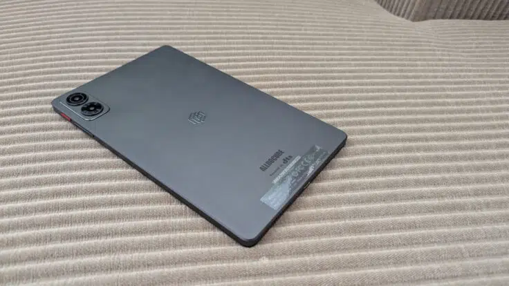 ALLDOCUBE iPlay 70 mini Ultra auf der Couch Rückseite
