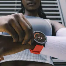 CMF by Nothing Watch 3 Pro nebeneinander an der Hand