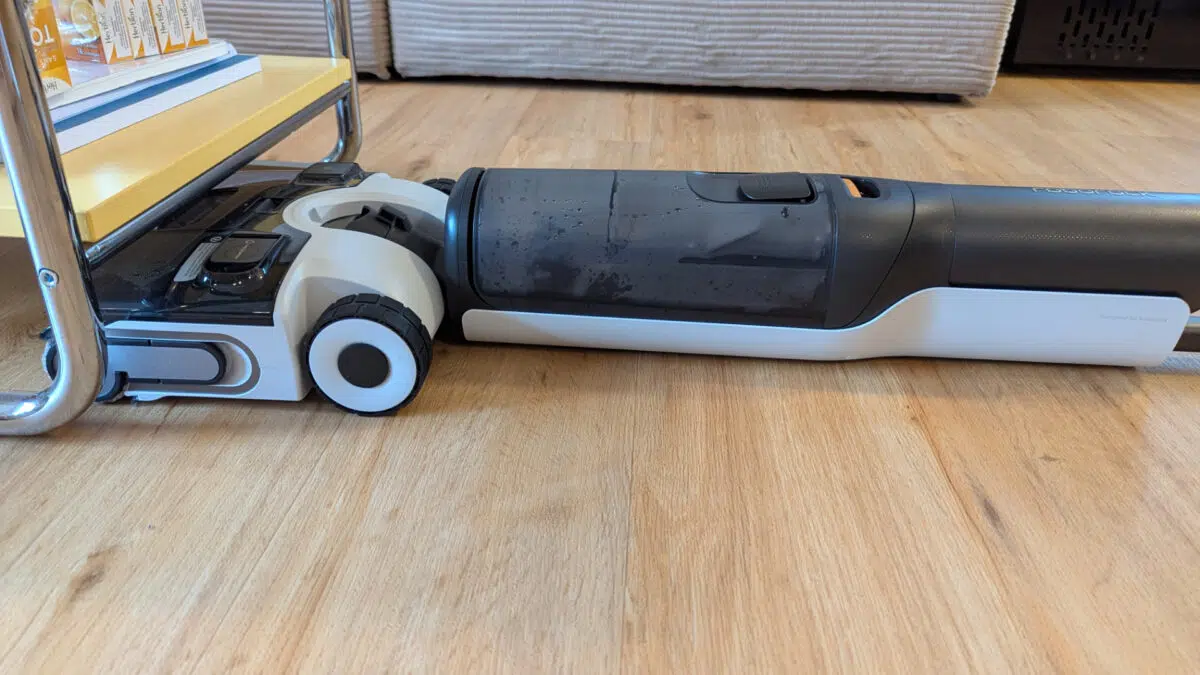 Roborock F25 Ace flach auf dem Boden