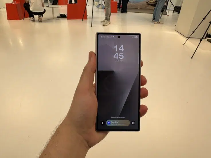 Samsung Galaxy Z Fold7 in der Hand zugeklappt