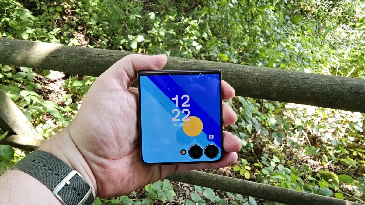 samsung-galaxy-z-flip7-zusammengeklappt-in-der-hand