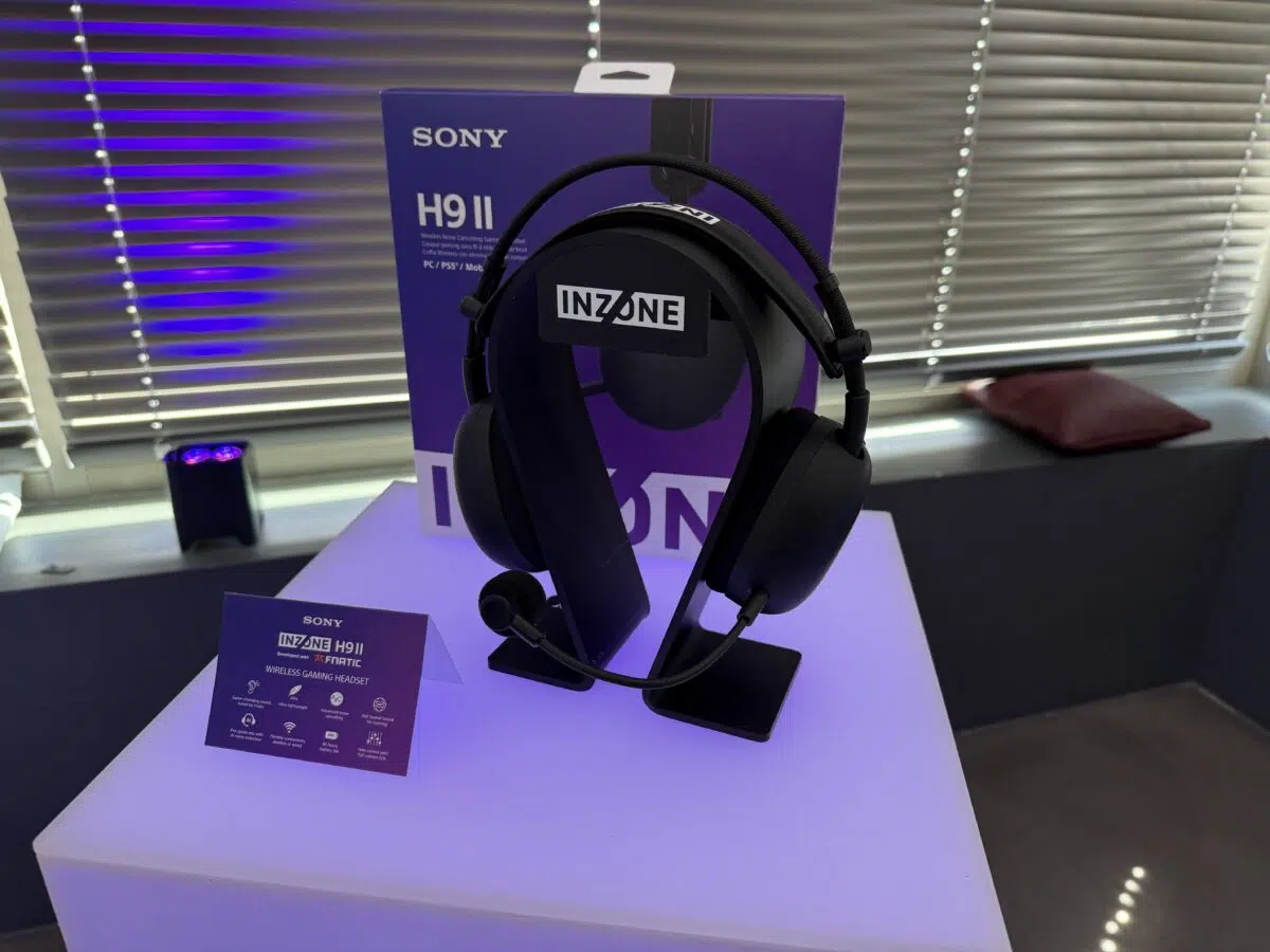 Inzone H9 II auf dem Tisch