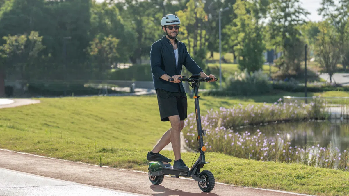 Ausom L1 E-Scooter fahrend