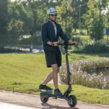 Ausom L1 E-Scooter fahrend