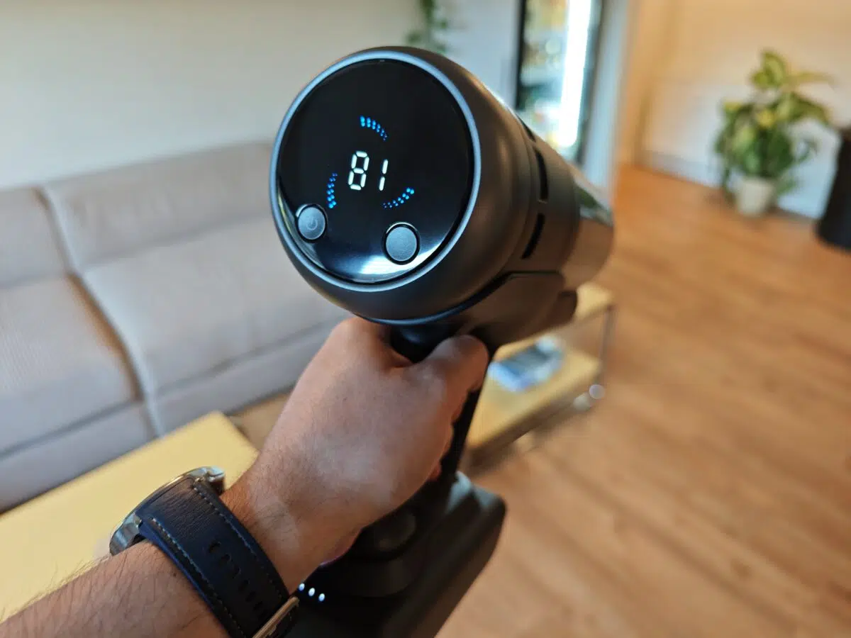 Roborock H60 Ultra Akkusauger Display in der Hand