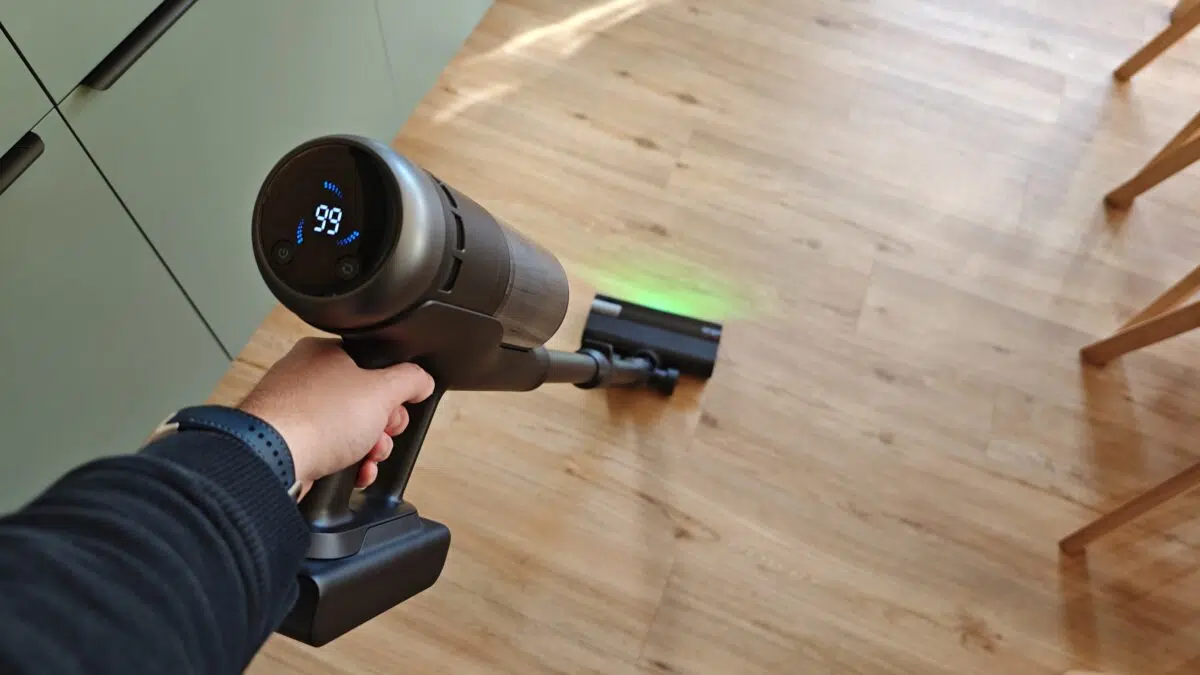 Roborock H60 Ultra Akkusauger in der Hand
