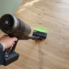 Roborock H60 Ultra Akkusauger in der Hand